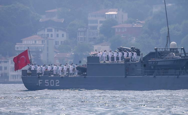 İstanbul Boğazı’ndan böyle geçtiler