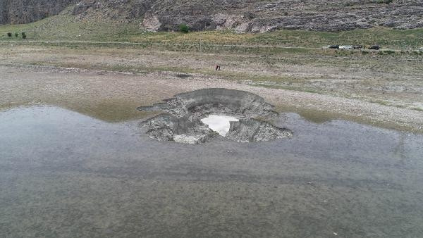 Akgölün kenarında obruklar oluştu