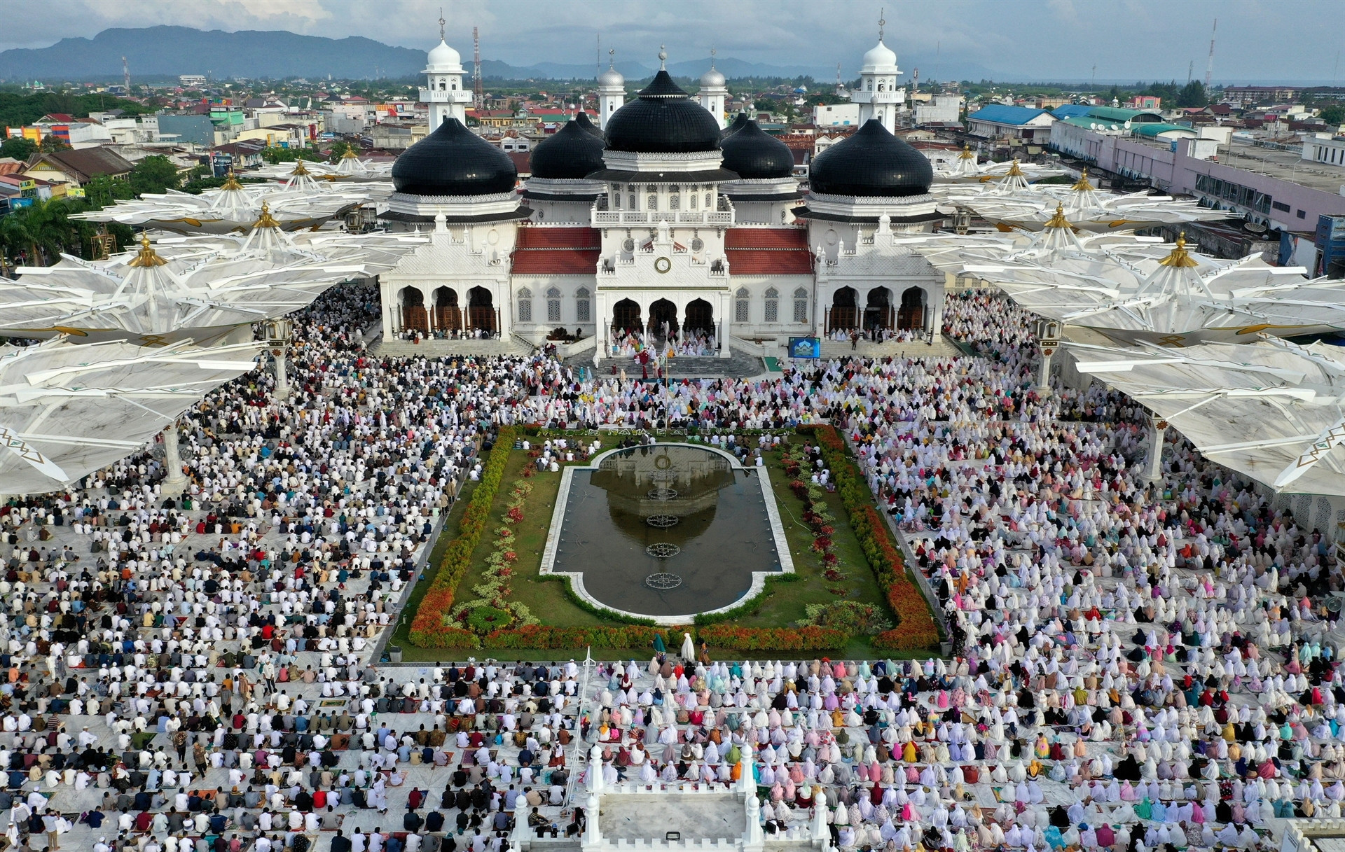 Bazı ülkeler Ramazan Bayramına bugün başladı