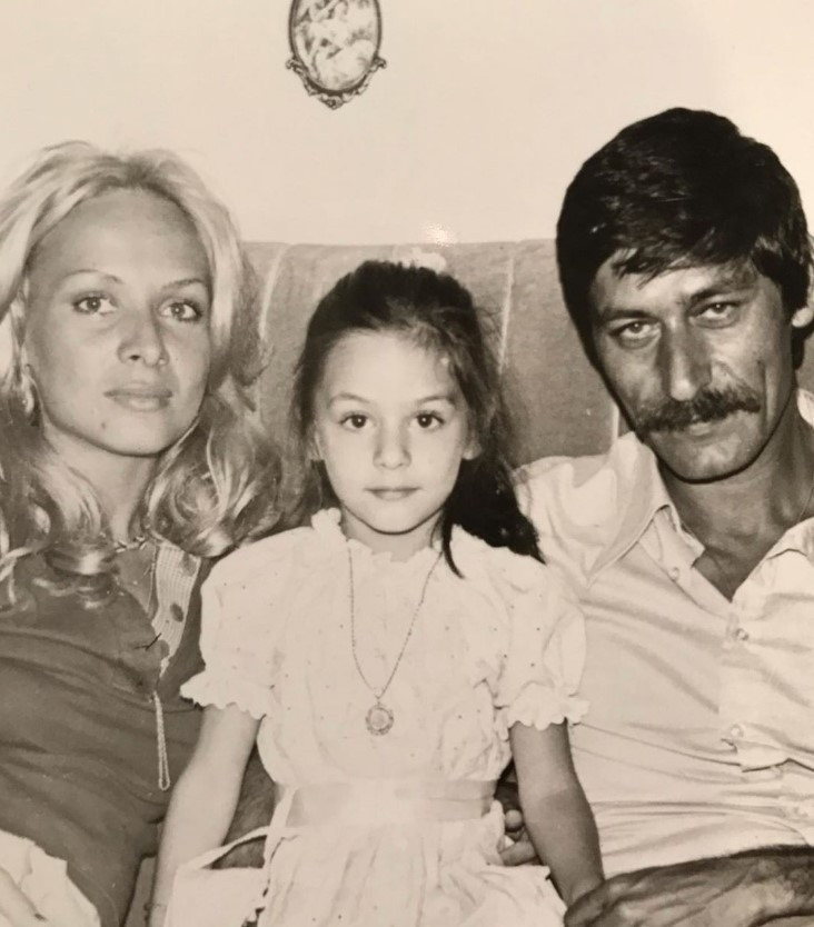 Yeni yaşını kaybettiği babasıyla kutladı... Onu tanıdınız mı Yeni yaşını kaybettiği babasıyla kutladı... Onu tanıdınız mı