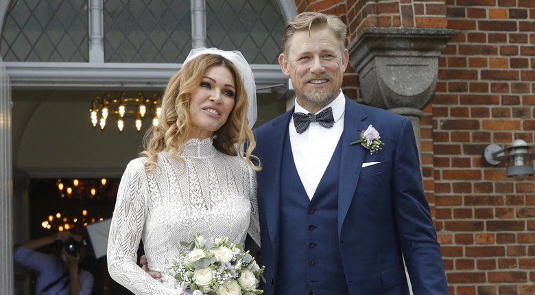 Peter Schmeichel, eski Playboy güzeli ile evlendi