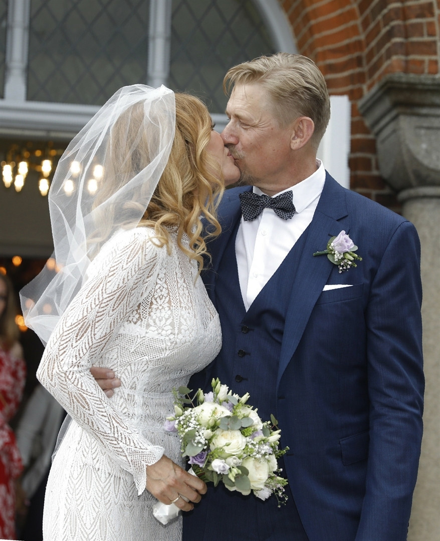 Peter Schmeichel, eski Playboy güzeli ile evlendi