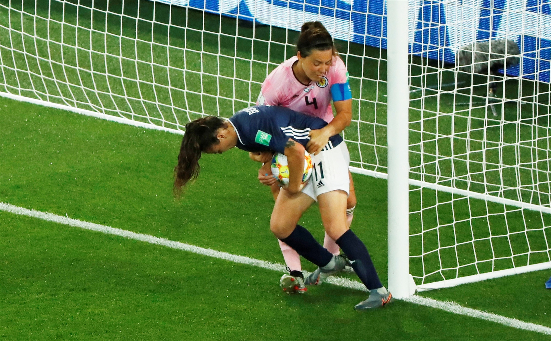 VAR bu sefer kadınları yaktı Büyük üzüntü...