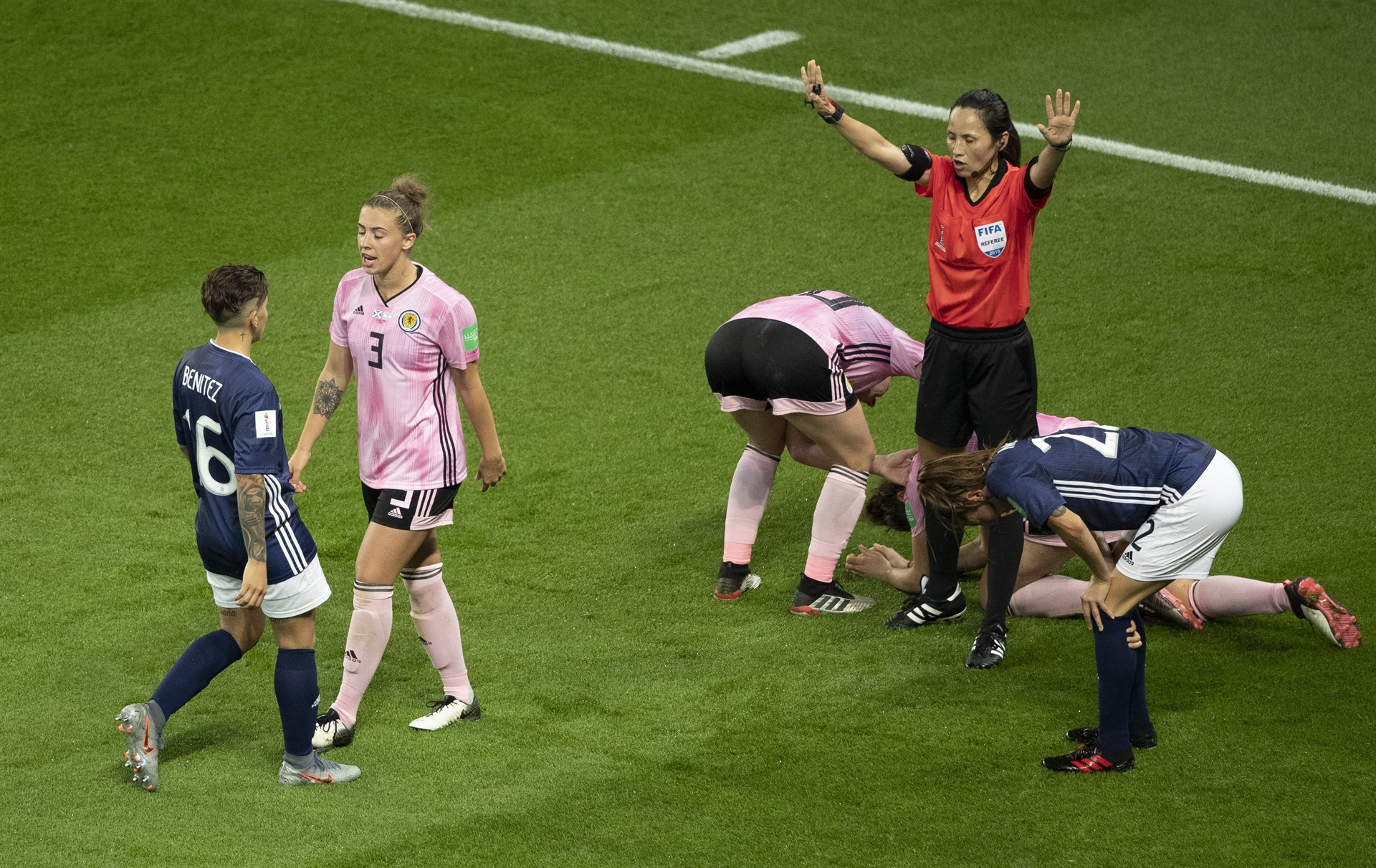 VAR bu sefer kadınları yaktı Büyük üzüntü...