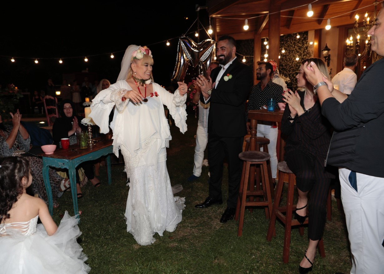 Zerrin Özerin bir tane dostu yok mu Zerrin Özerin bir tane dostu yok mu