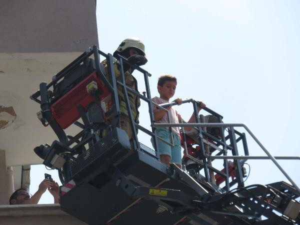 Kadıköyde yangın: Anne baba öldü, engelli oğulları kurtarıldı