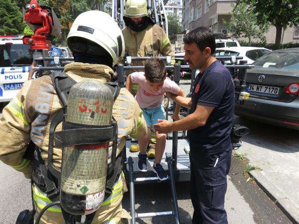 Kadıköyde yangın: Anne baba öldü, engelli oğulları kurtarıldı