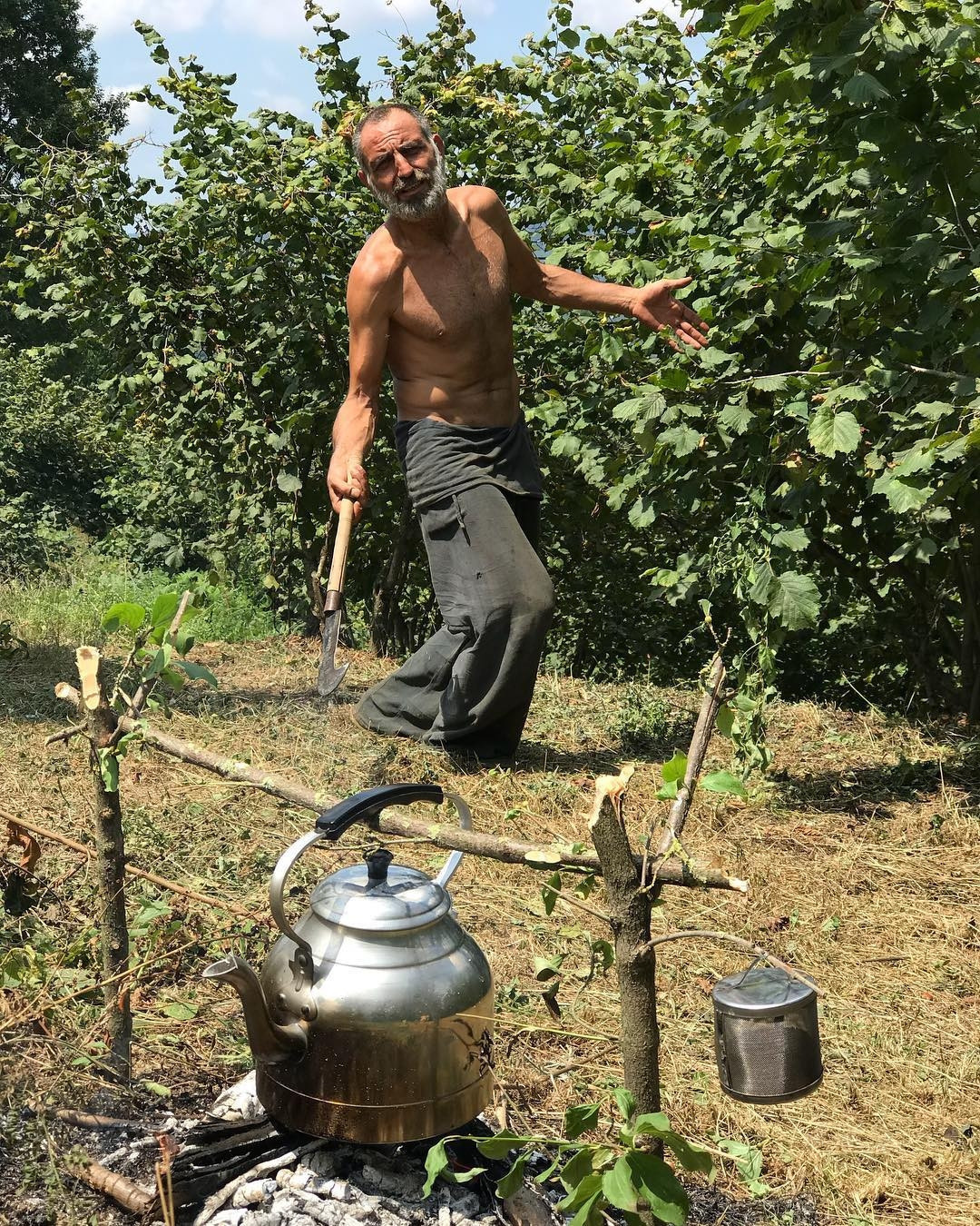 Ot biçip çapa yaptı... Ünlü oyuncu tatilde