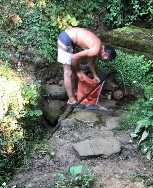 Ot biçip çapa yaptı... Ünlü oyuncu tatilde