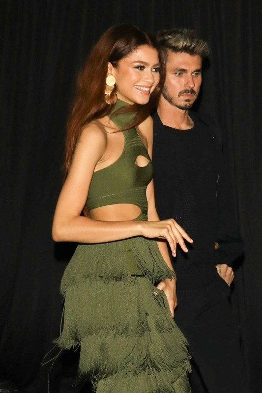 Soyunup giyinmekten yorgun düştü Soyunup giyinmekten yorgun düştü