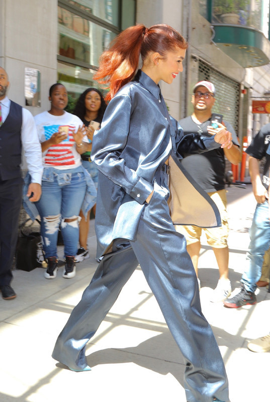 Soyunup giyinmekten yorgun düştü Soyunup giyinmekten yorgun düştü