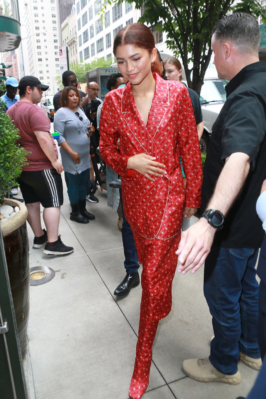 Soyunup giyinmekten yorgun düştü Soyunup giyinmekten yorgun düştü