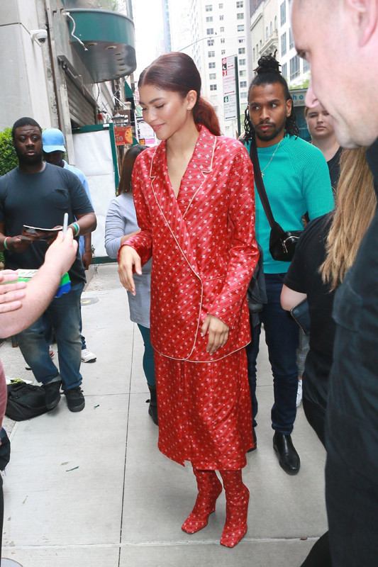 Soyunup giyinmekten yorgun düştü Soyunup giyinmekten yorgun düştü