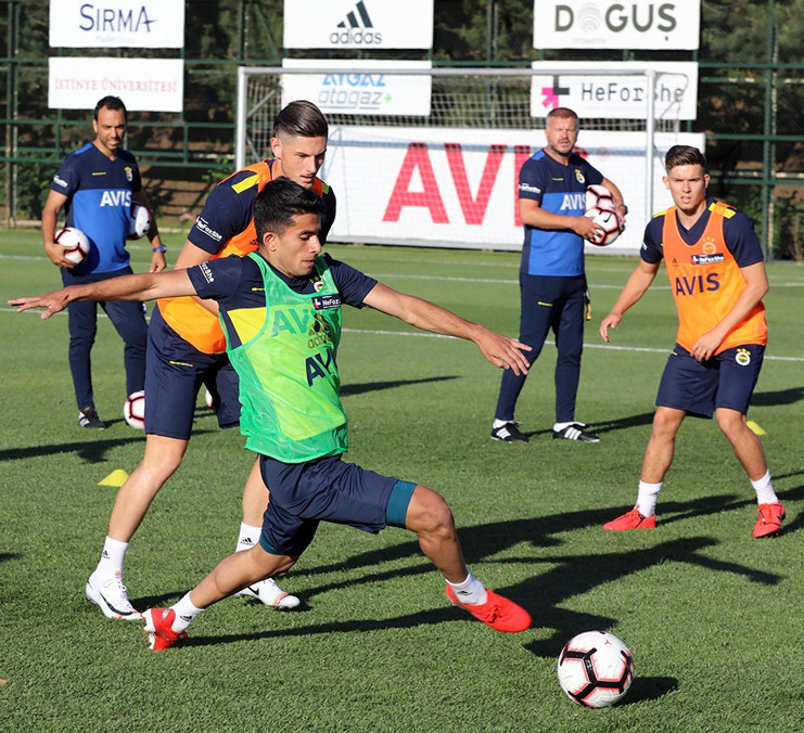 Fenerbahçenin yeni transferleri idmana çıktı