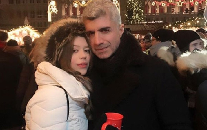 Eski eşiyle aynı evde