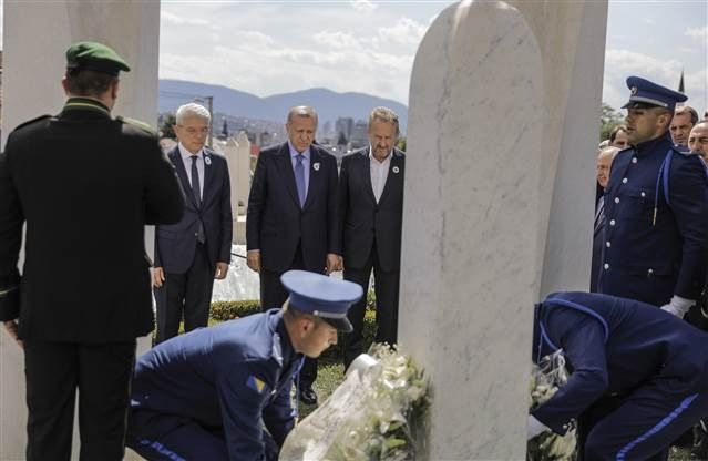 Cumhurbaşkanı Erdoğan, Aliya İzzetbegoviç’in kabrini ziyaret etti