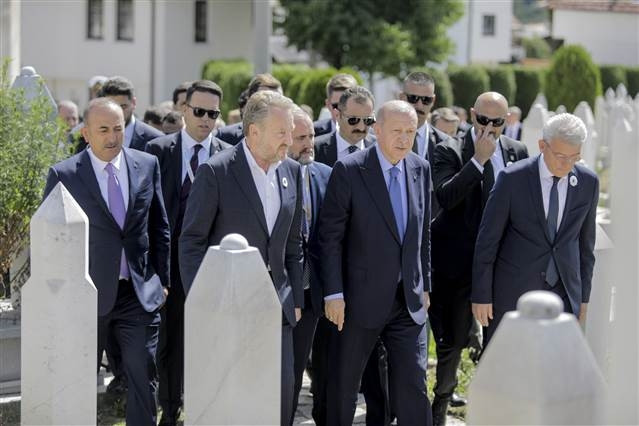 Cumhurbaşkanı Erdoğan, Aliya İzzetbegoviç’in kabrini ziyaret etti
