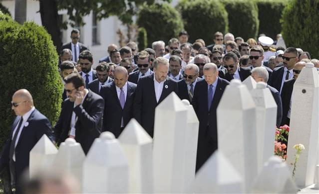Cumhurbaşkanı Erdoğan, Aliya İzzetbegoviç’in kabrini ziyaret etti