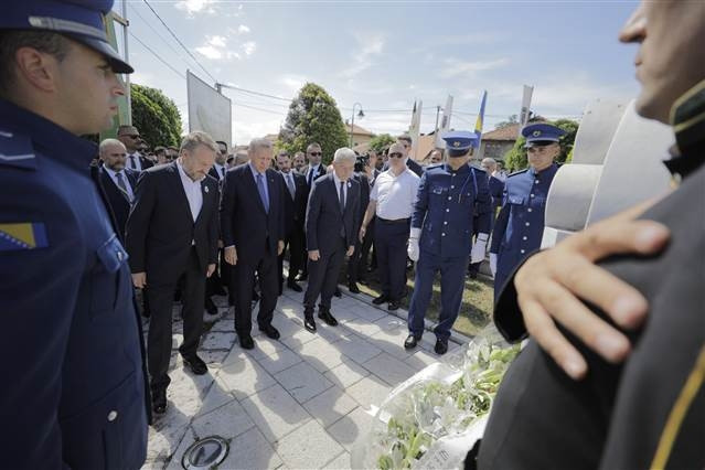 Cumhurbaşkanı Erdoğan, Aliya İzzetbegoviç’in kabrini ziyaret etti