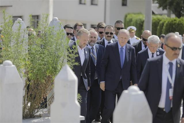 Cumhurbaşkanı Erdoğan, Aliya İzzetbegoviç’in kabrini ziyaret etti