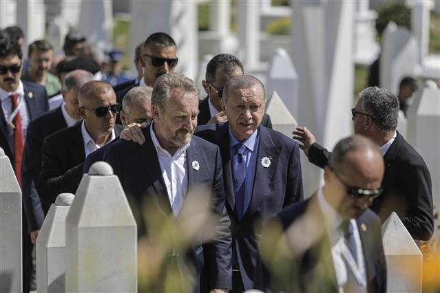 Cumhurbaşkanı Erdoğan, Aliya İzzetbegoviç’in kabrini ziyaret etti