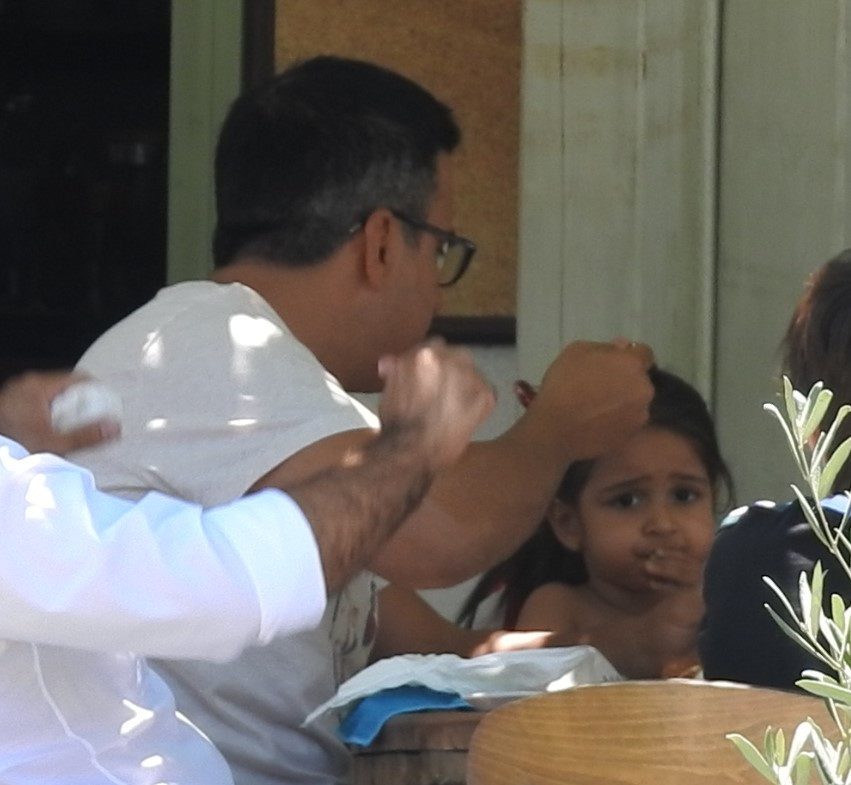 Kızını elleriyle besledi