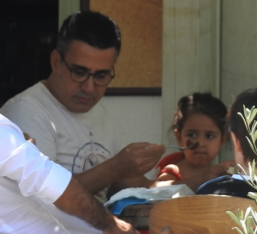 Kızını elleriyle besledi