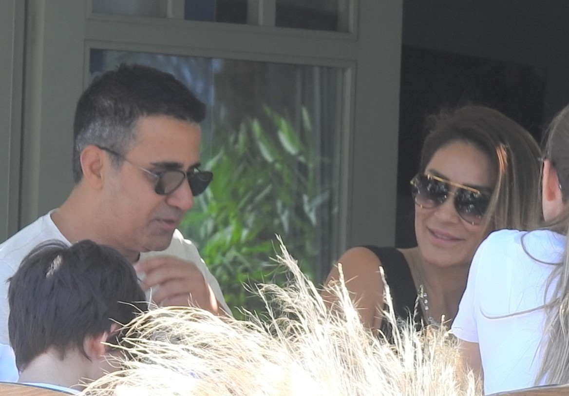 Kızını elleriyle besledi