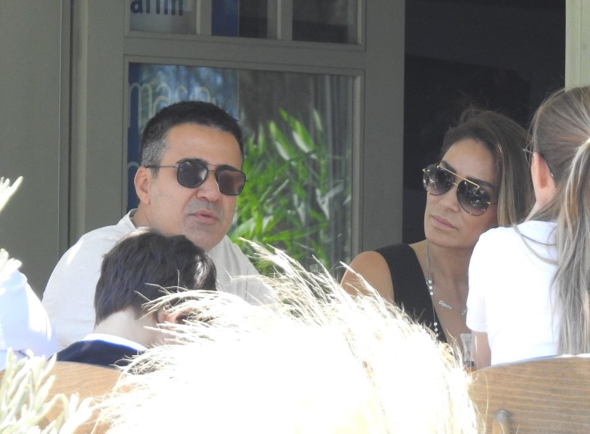 Kızını elleriyle besledi