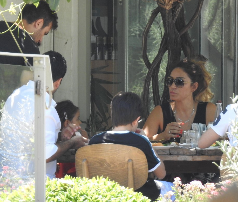 Kızını elleriyle besledi