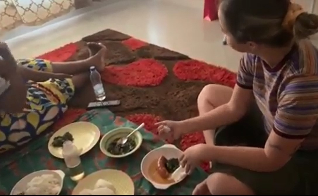 Selami Şahin’in kızı sevgilisiyle Zambiya’ya gitti Yer sofrasına oturdu, geleneksel yemekleri tattı Selami Şahin’in kızı sevgilisiyle Zambiya’ya gitti Yer sofrasına oturdu, geleneksel yemekleri tattı