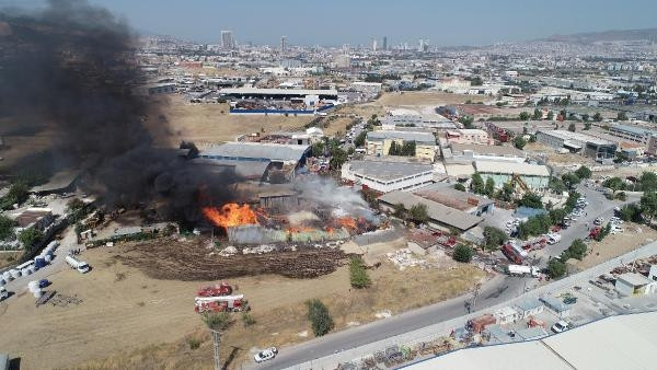 İzmirde palet fabrikasında yangın