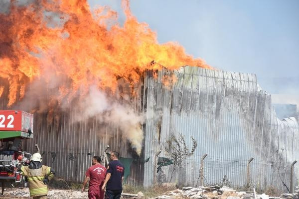 İzmirde palet fabrikasında yangın