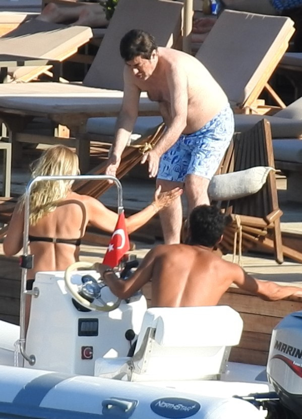 Coşkun Sabah eski eşiyle tatile çıktı Ortalık karıştı...