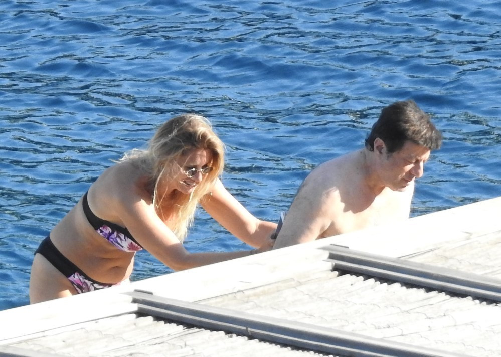 Coşkun Sabah eski eşiyle tatile çıktı Ortalık karıştı...