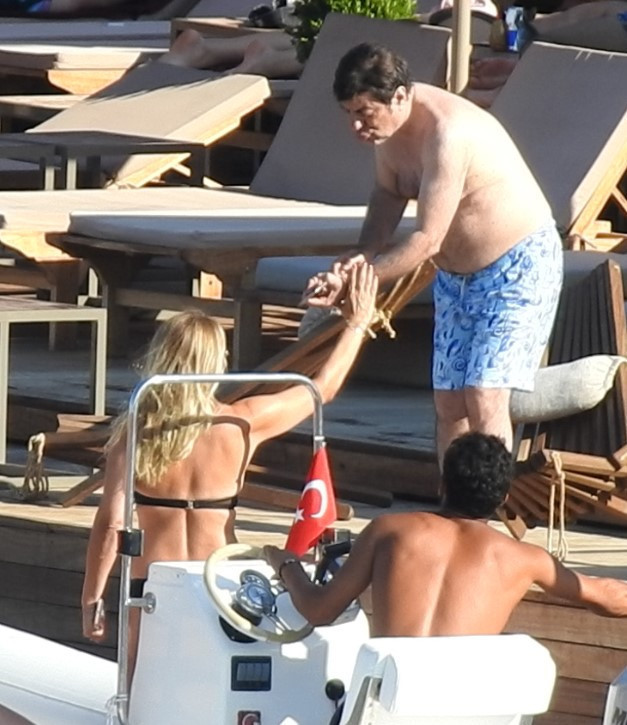 Coşkun Sabah eski eşiyle tatile çıktı Ortalık karıştı...