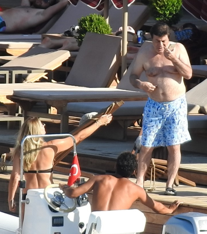 Coşkun Sabah eski eşiyle tatile çıktı Ortalık karıştı...