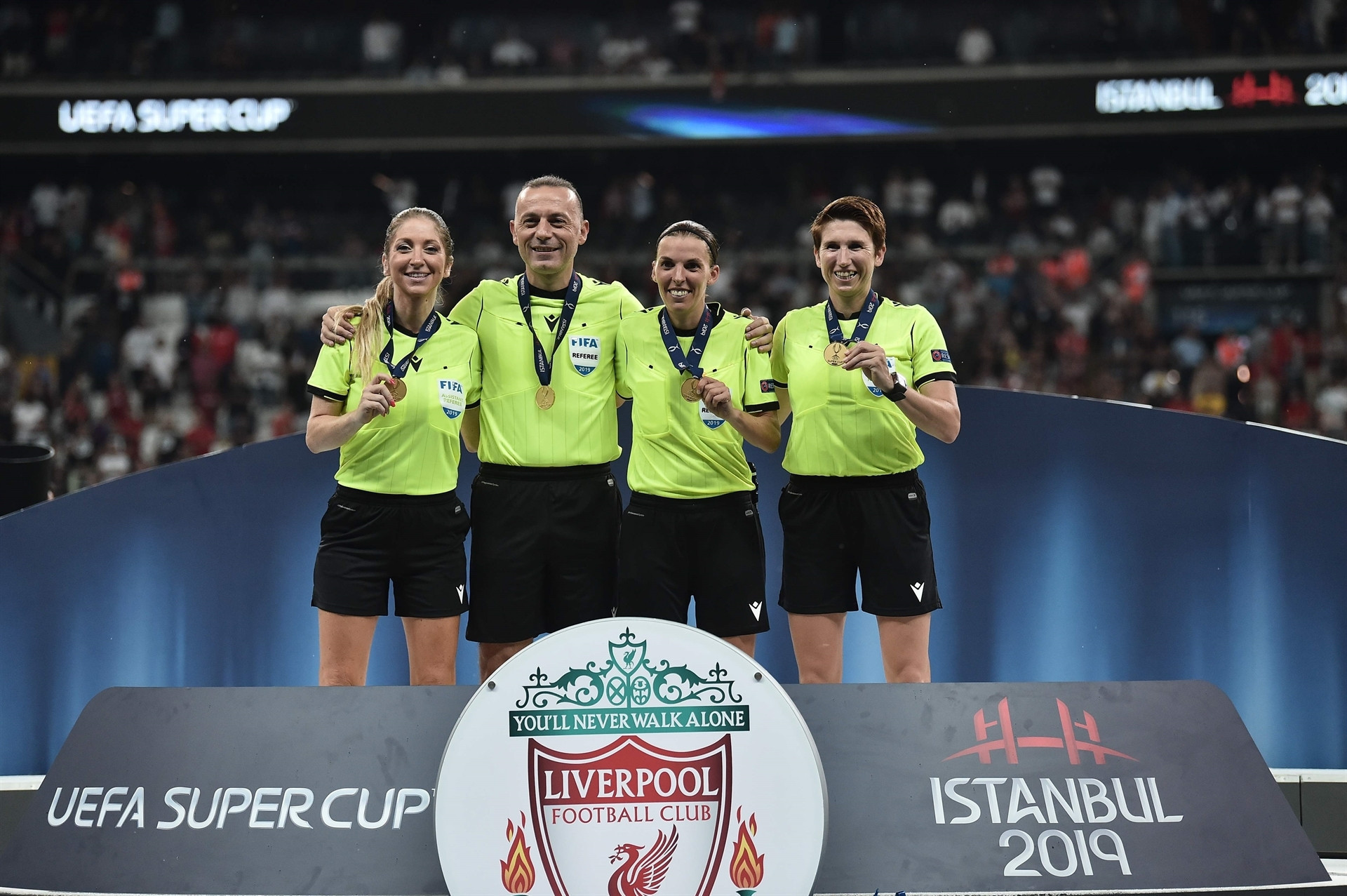 Büyük alkış topladılar Hakemlik dersi verdi...