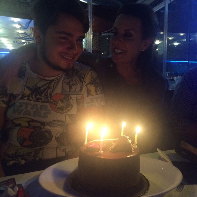 Annesini gururlandırdı Perihan Savaş’a oğlundan jest Annesini gururlandırdı Perihan Savaş’a oğlundan jest