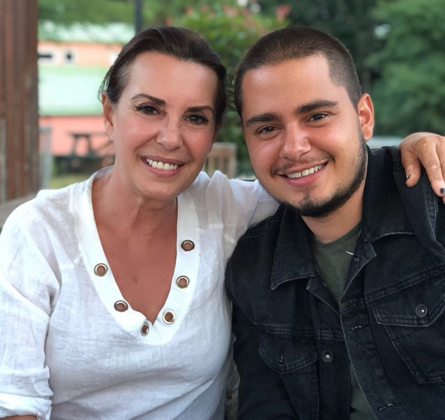 Annesini gururlandırdı Perihan Savaş’a oğlundan jest Annesini gururlandırdı Perihan Savaş’a oğlundan jest