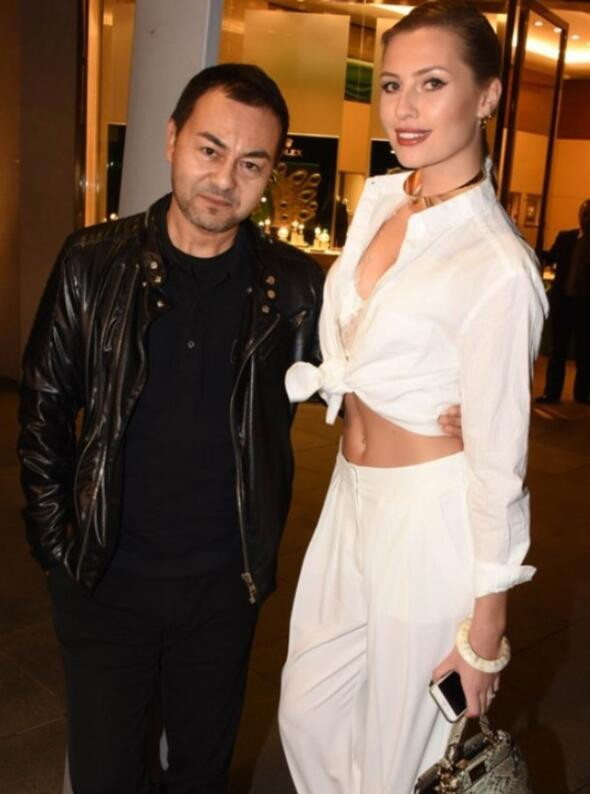 Chloe Loughnan, Ortaçı hayatından çıkardı