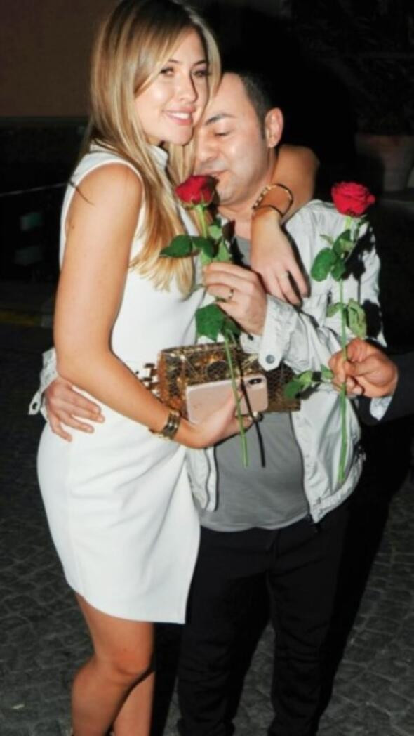 Chloe Loughnan, Ortaçı hayatından çıkardı