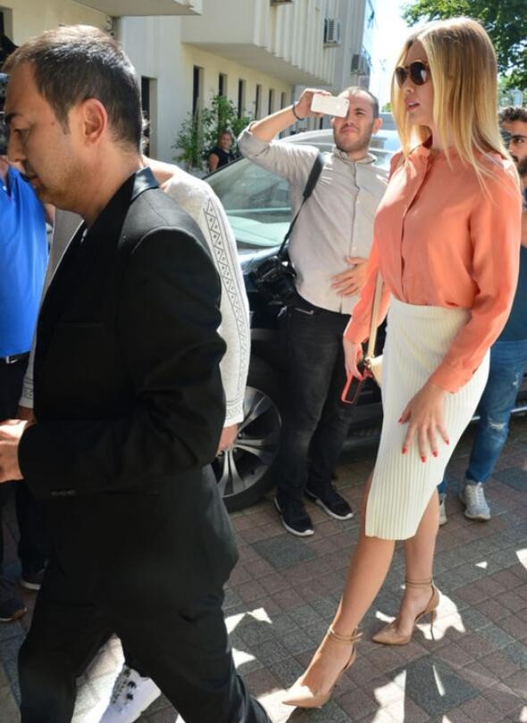 Chloe Loughnan, Ortaçı hayatından çıkardı