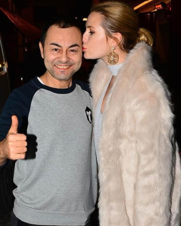 Chloe Loughnan, Ortaçı hayatından çıkardı