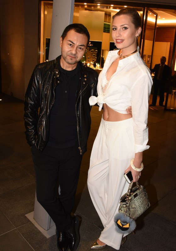 Chloe Loughnan, Ortaçı hayatından çıkardı