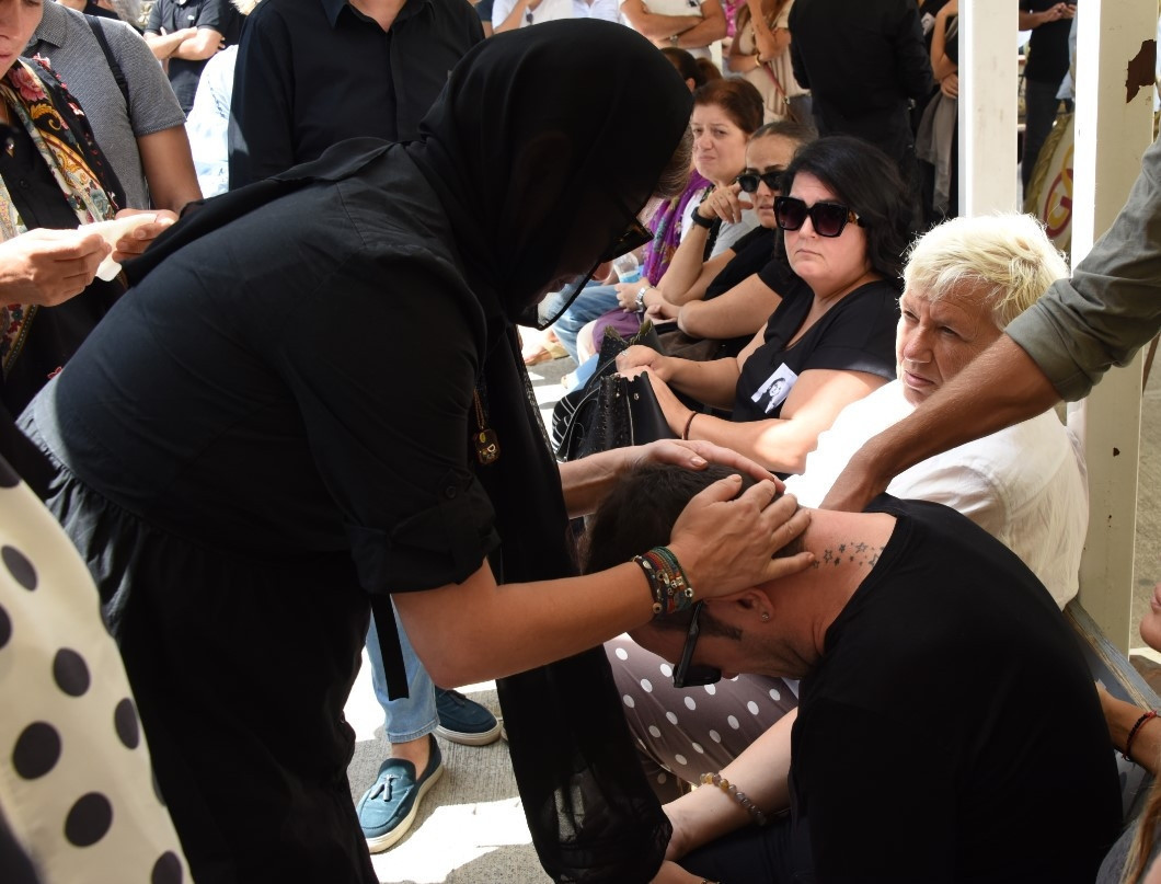 Özgür Arası dostları yalnız bırakmadı