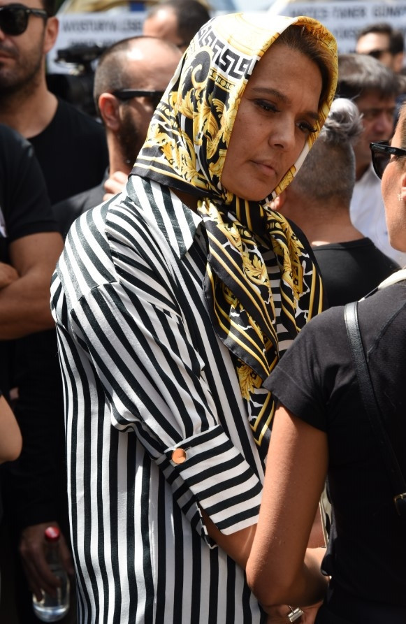 Özgür Arası dostları yalnız bırakmadı