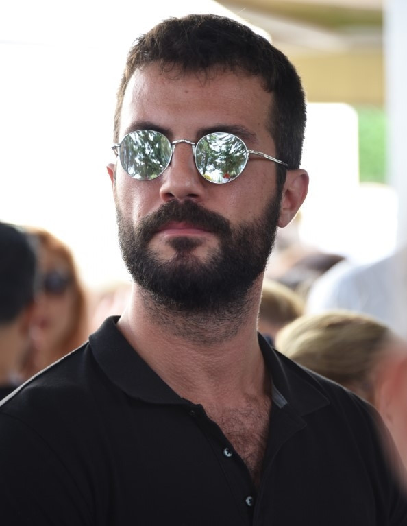 Özgür Arası dostları yalnız bırakmadı