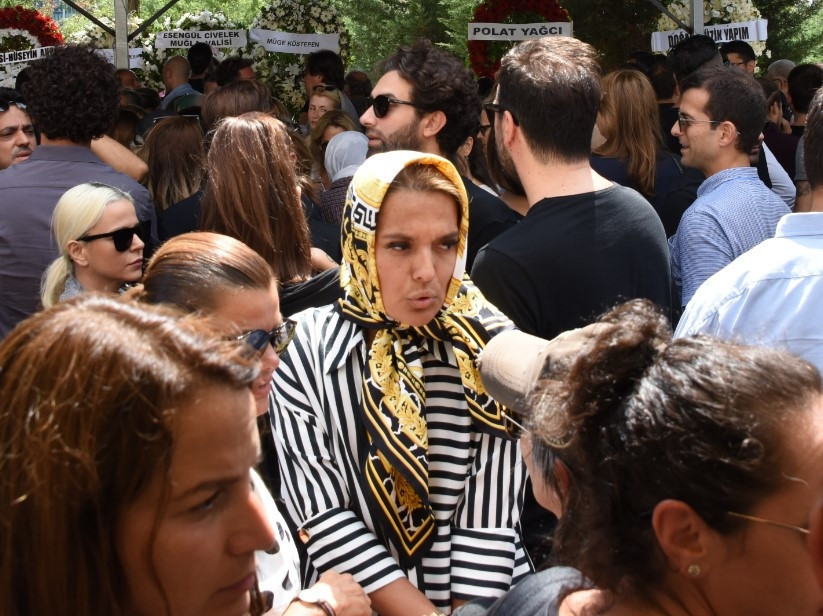 Özgür Arası dostları yalnız bırakmadı