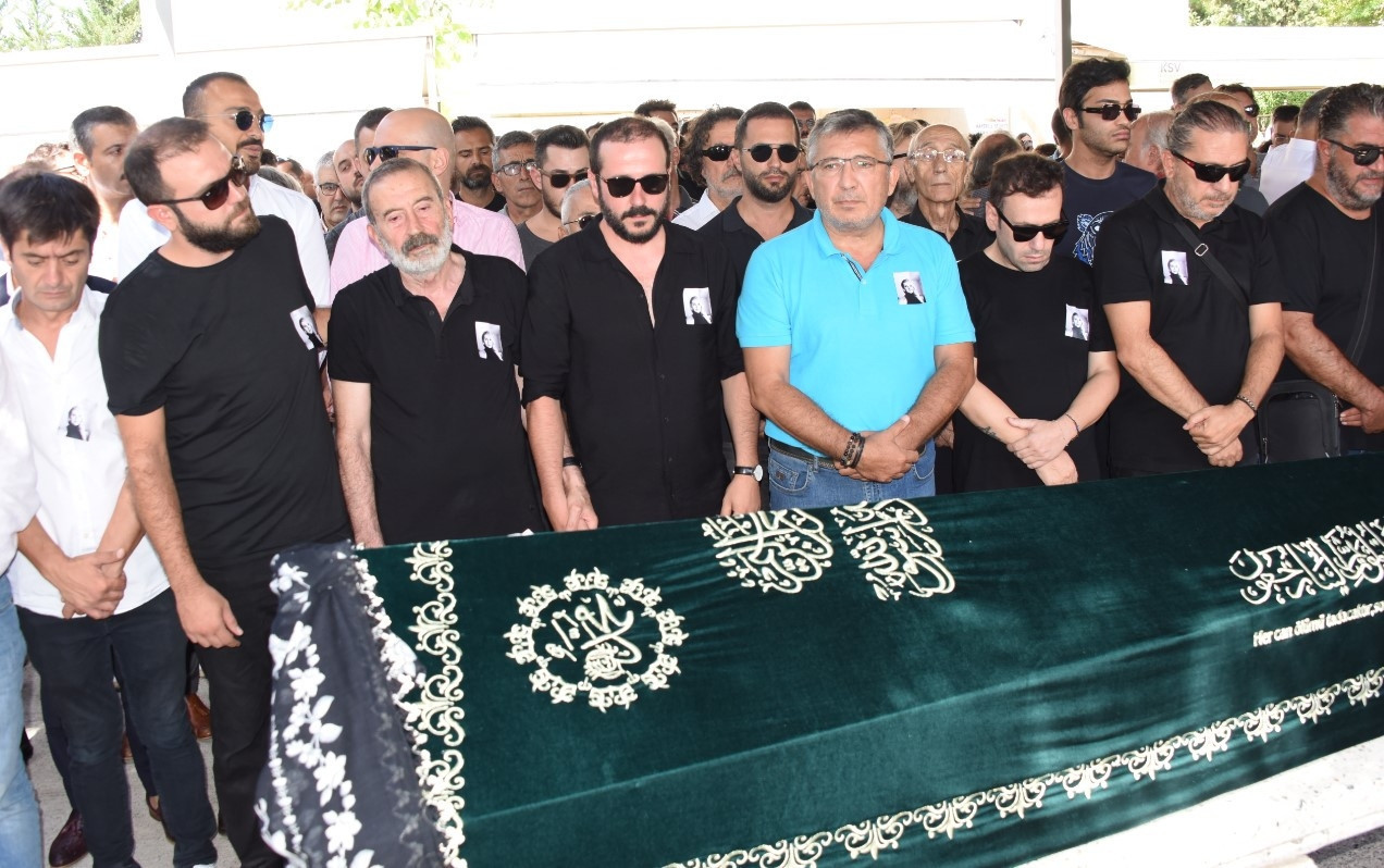 Özgür Arası dostları yalnız bırakmadı